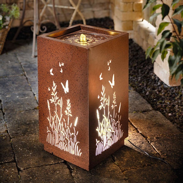 Dekorativer Gartenbrunnen mit Pflanzen- und Schmetterlingsmuster