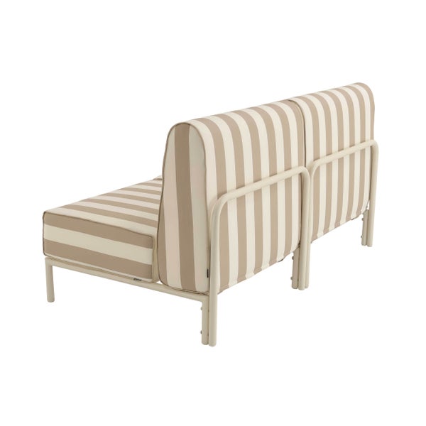 Gestreiftes Gartensofa mit Metallgestell und Polsterauflagen in der Rückansicht.