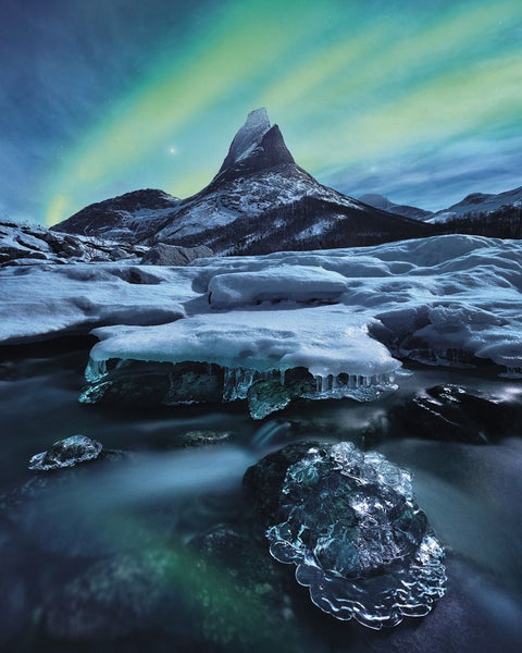 Winterlandschaft mit Berg, Eis und Nordlichtern