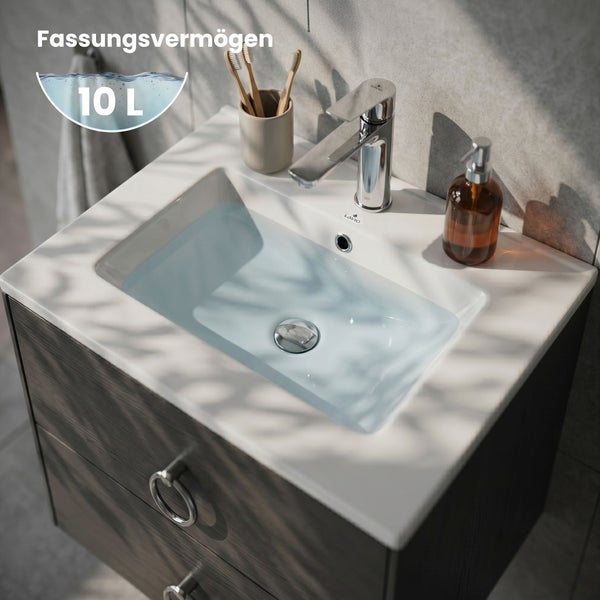 Modernes Waschbecken mit 10 Litern Fassungsvermögen auf einem Waschtischunterschrank in dunkler Holzoptik.