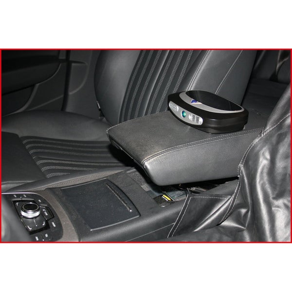 Innenraumbild eines Autos mit einem Lufterfrischer auf der Mittelarmlehne