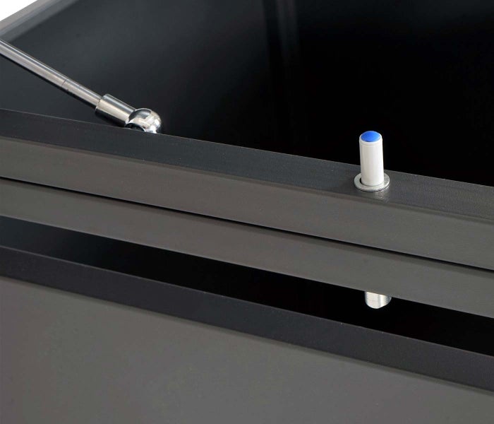 Detailansicht einer Aufbewahrungsbox mit Deckelmechanismus und Verschluss