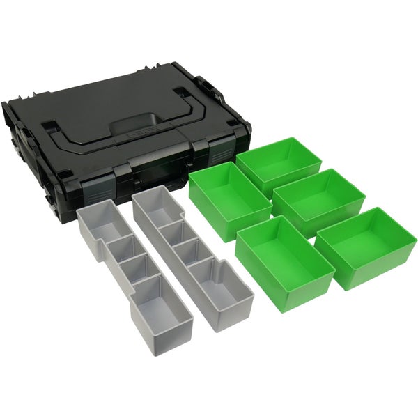 Innenraum mit gemusterter Tapete, Holzregal und Zimmerpflanze