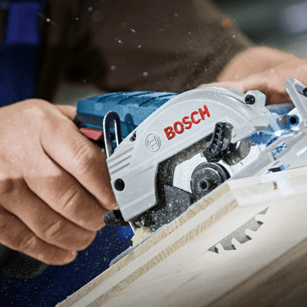 Handkreissäge im Einsatz beim Schneiden von Holz mit Bosch Logo