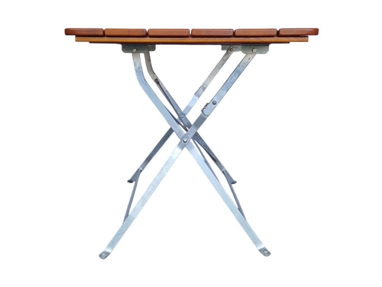 Klapptisch mit einer Tischplatte aus Holzlatten und einem X-förmigen Metallgestell.