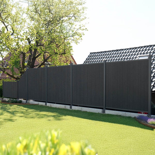 Gartenansicht mit Zaun aus Kunststoffelementen