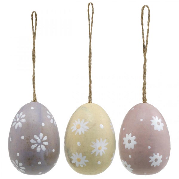 Drei dekorative Ostereier mit Blumenmuster und Aufhängeschnur