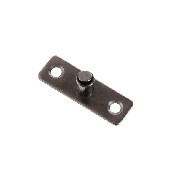 Ein einzelner Schnäpper als Möbelbeschlag aus Metall mit zwei Befestigungslöchern.