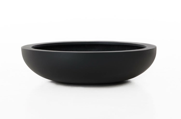 Flache, runde Pflanzschale in mattem Schwarz.