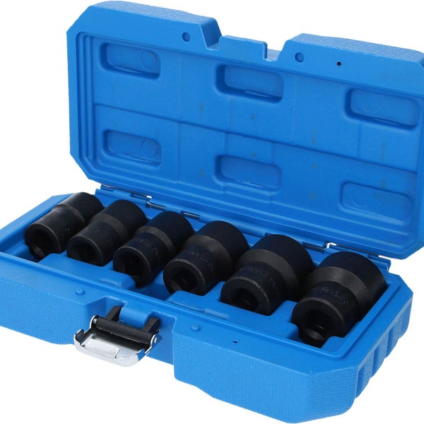 Satz schwarzer Schlagschraubernüsse in blauem Werkzeugkasten