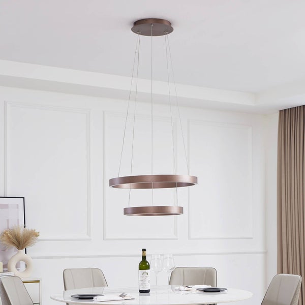 Moderne LED-Pendelleuchte mit zwei Ringen in Bronze über einem Esstisch in einem hellen, klassisch gestalteten Raum.