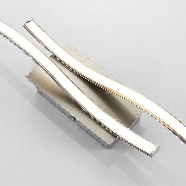 Moderne LED-Wandleuchte mit zwei sich kreuzenden, geschwungenen Lichtleisten und gebürsteter Metalloberfläche.