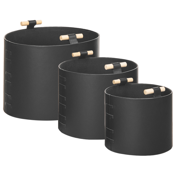 Dreiteiliges Set schwarzer runder Aufbewahrungskörbe aus Kunstleder mit Holzgriffen und Ziernähten in verschiedenen Größen.