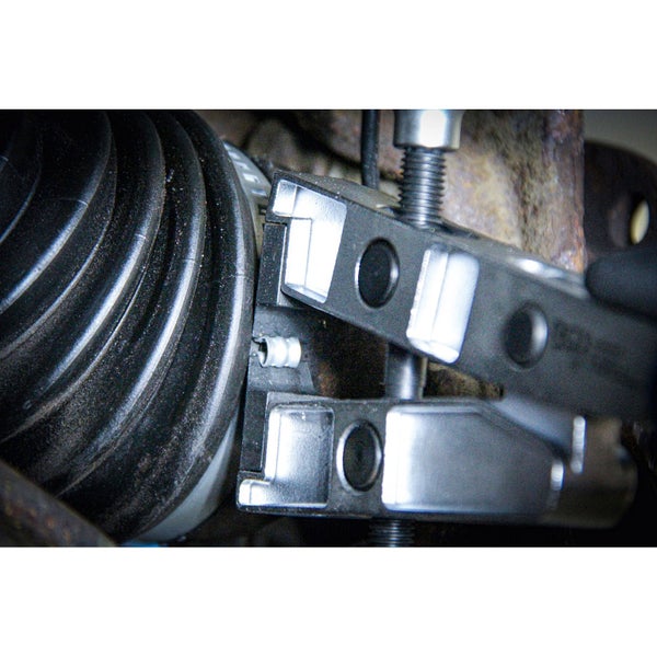 Gelenkwellenabzieher im Einsatz an einem Automobil.