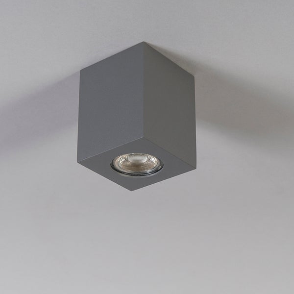 Quadratische Deckenleuchte in Anthrazit, würfelförmiger Aufbaustrahler aus Metall für ein Leuchtmittel.