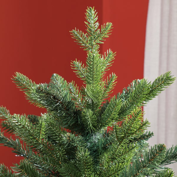 Detailansicht der Spitze eines künstlichen Weihnachtsbaums mit realistischen Nadeln aus Kunststoff
