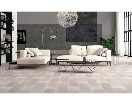 Wohnzimmer mit Sofa, Couchtisch, Regal und Bodenfliesen