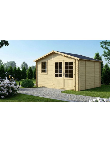 Blockbohlenhaus aus Holz mit Satteldach, Doppeltür mit Sprossenfenstern und Seitenfenster in einem Garten mit gepflastertem Weg.