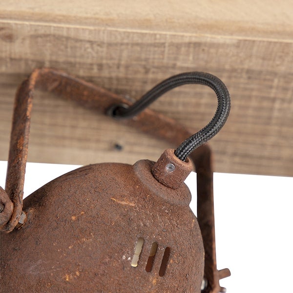 Detailaufnahme einer Deckenleuchte im Vintage-Stil mit Metallelementen und Textilkabel