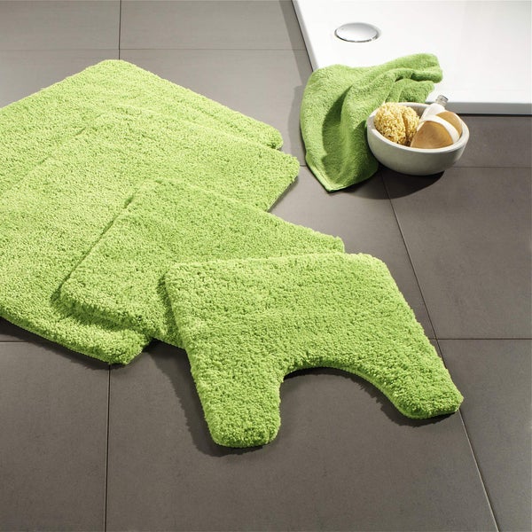 Mehrteiliges, flauschiges Badteppichset in einem Badezimmer