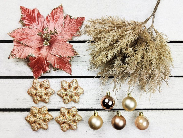 Weihnachtsdekorations Set mit Poinsettie, glitzerndem Zweig, Schneeflocken und Christbaumkugeln als Tischdekoration oder Baumschmuck.