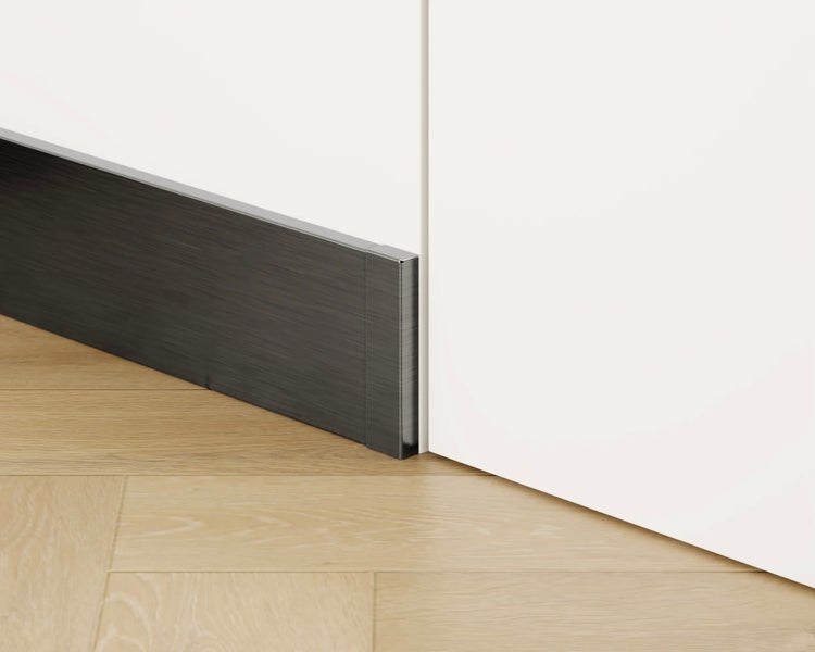 Sockelleiste aus Holzwerkstoff mit Metalloberfläche vor einer Wand