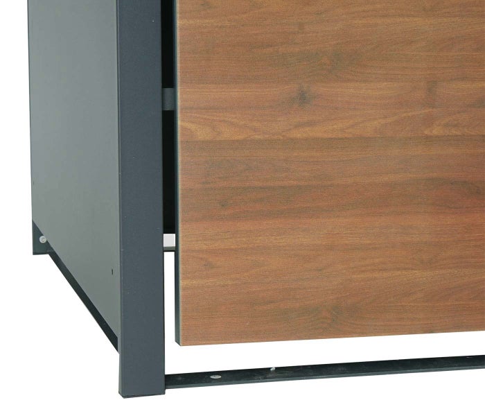 Detailansicht eines Gerätehauses mit Holztür und Metallrahmen