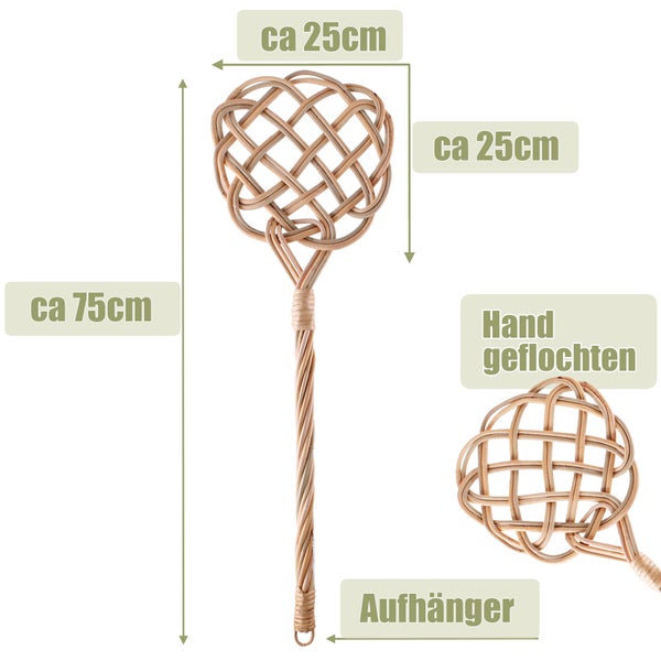 Handgeflohener Teppichklopfer aus Rattan mit Aufhänger und einer Länge von circa 75 Zentimeter.