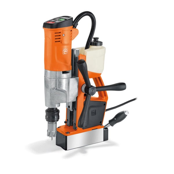 FEIN Magnet-Kernbohrmaschine mit Magnetfuß, integriertem Bedienpanel und Kühlmittelbehälter.
