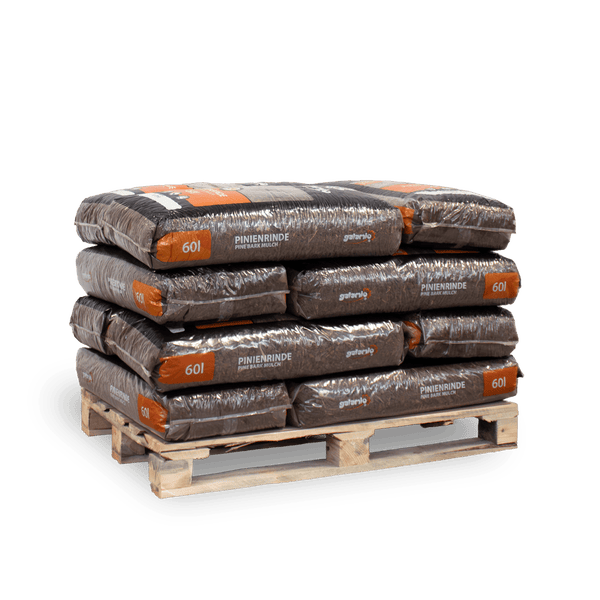 Mehrere Säcke galamio Pinienrinde zu je 60 Liter auf einer Holzpalette gestapelt.