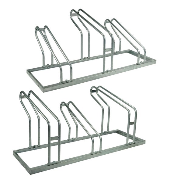 Zwei silberfarbene Fahrradständer aus Metall mit mehreren Stellplätzen.