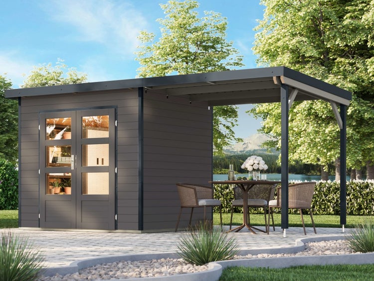 Modernes Gartenhaus aus Holz mit Pultdach, Doppeltür mit Glaseinsätzen und angebauter Überdachung mit Sitzgruppe in einem hellen Garten.