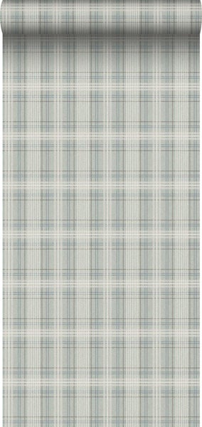 Landhausküche mit Geschirr in einem offenen Schrank und einem Korb obenauf