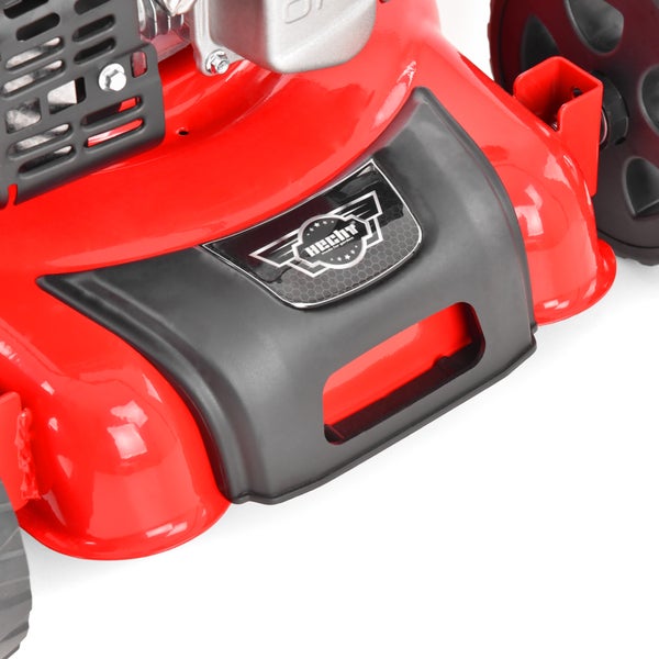 Detailansicht eines Rasenmähers mit Hecht Logo und integriertem Tragegriff an der Gehäusevorderseite.