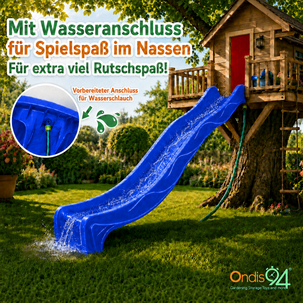 Blaue Wellenrutsche an einem hölzernen Baumhaus im Garten, mit Wasseranschluss für den Gartenschlauch und fließendem Wasser. Ondis24 Logo.