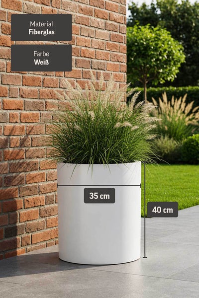 Weißes zylindrisches Pflanzgefäß aus Fiberglas mit 35 Zentimeter Durchmesser und 40 Zentimeter Höhe vor einer roten Ziegelwand im Garten.