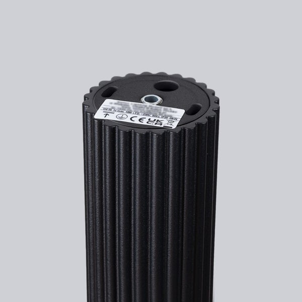 Schwarze Sockelleuchte mit Rillenstruktur