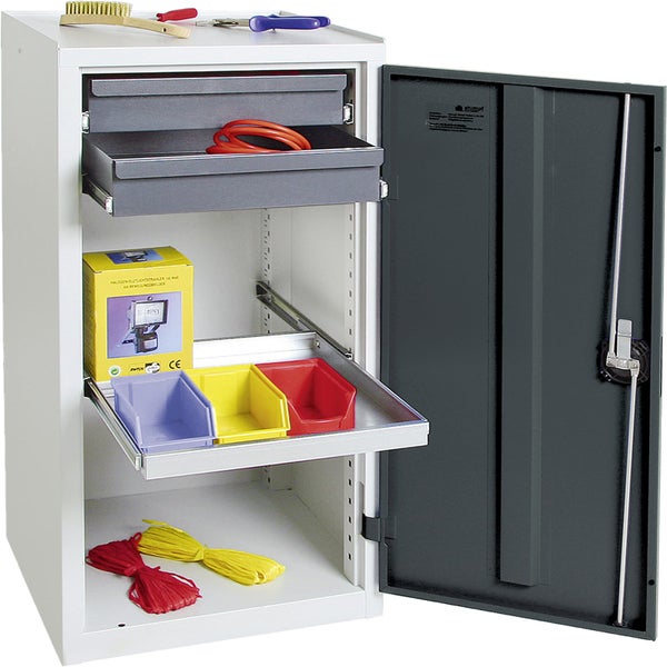 Metall-Werkzeugschrank mit geöffneter Tür, zwei ausziehbaren Schubladen und einem Fachboden, bestückt mit Werkzeugen und Kleinteileboxen.