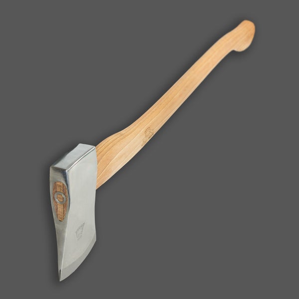 Spaltaxt mit Metallkopf und langem Stiel aus Holz