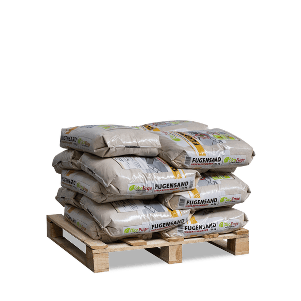 Mehrere Säcke ÖkoFuge Fugensand, jeweils 20 Kilogramm, unkrauthemmend, gestapelt auf einer Holzpalette.