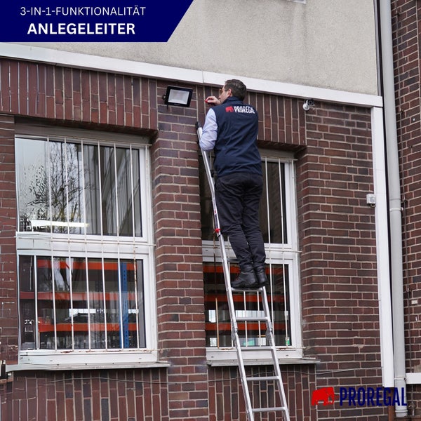 Detailansicht einer Mehrzweckleiter mit Sicherheitsgelenken, U-förmigem Sicherheitsschloss, rutschfesten Füßen und geriffelten Sprossen.