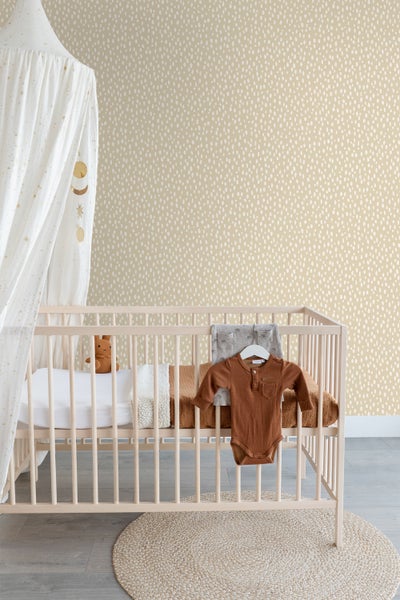 Babyzimmer mit Kinderbett, Baldachin und Teppich