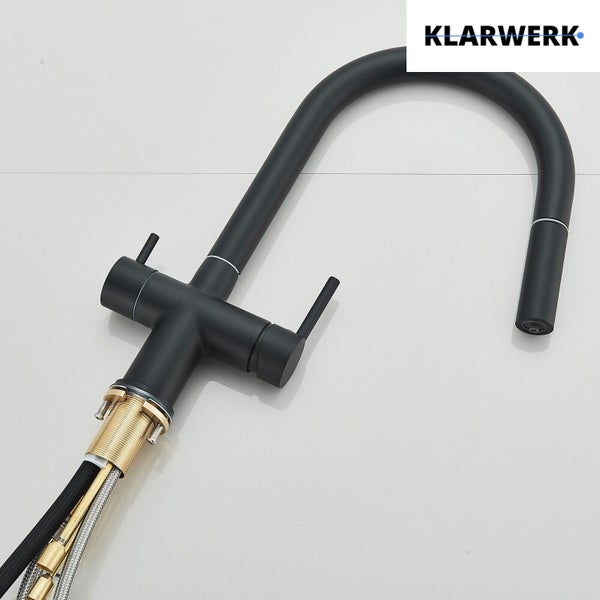 Schwarze Küchenarmatur mit hohem Bogenauslauf, zwei Hebeln und Anschlussschläuchen. Klarwerk Logo.