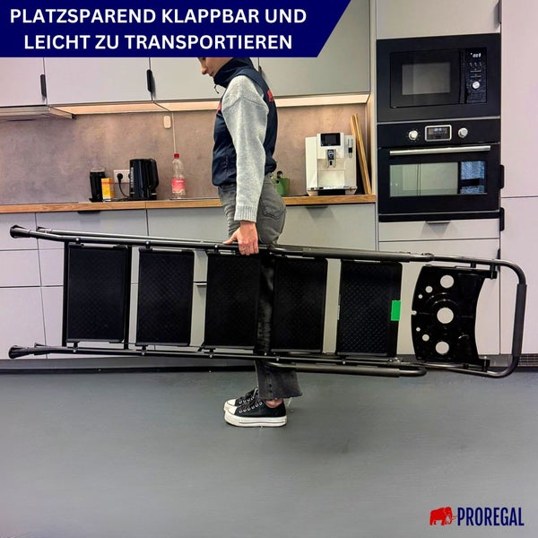 Zusammengeklappte Trittleiter für platzsparende Lagerung und einfachen Transport.