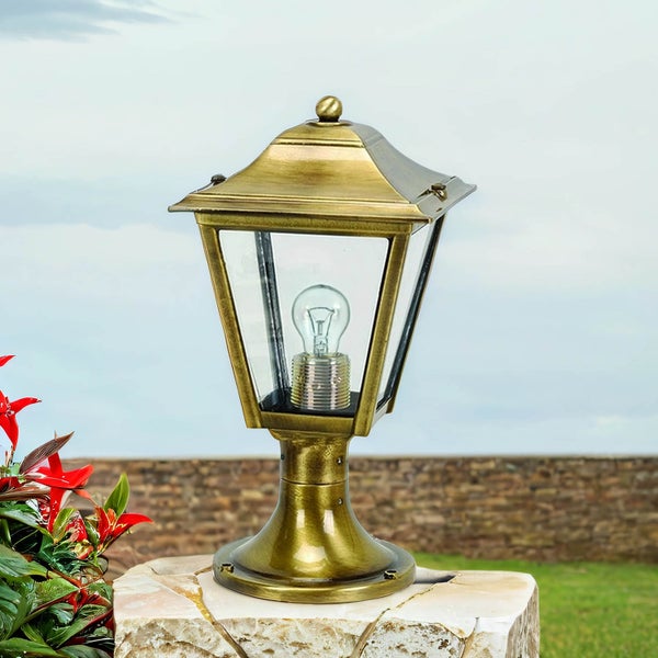 Dekorative Außenleuchte mit klaren Glasscheiben und einer Glühbirne