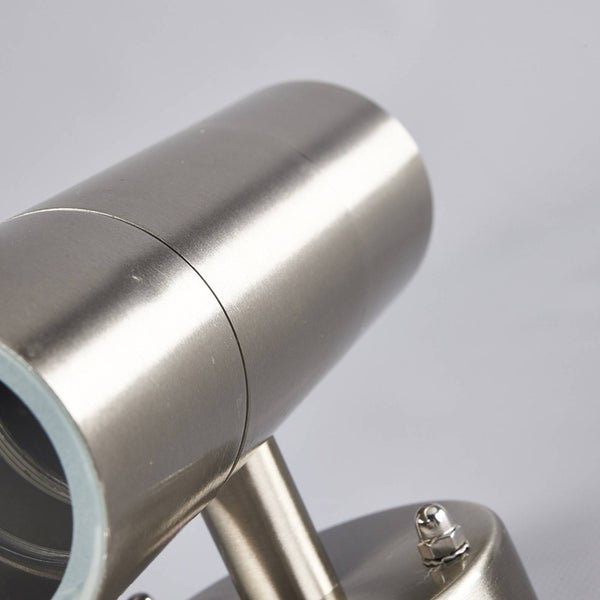 Werkzeugschrank mit Rollen, Regalen und geöffneter Tür