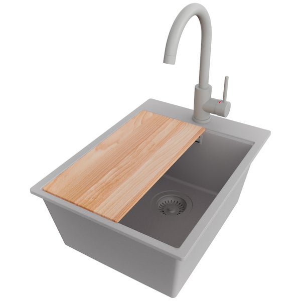 Spüle mit Armatur und Schneidebrett