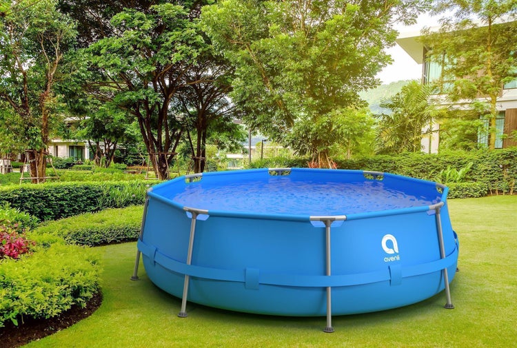 Detailaufnahme eines Pools mit Ablassventil und Gartenschlauchadapter