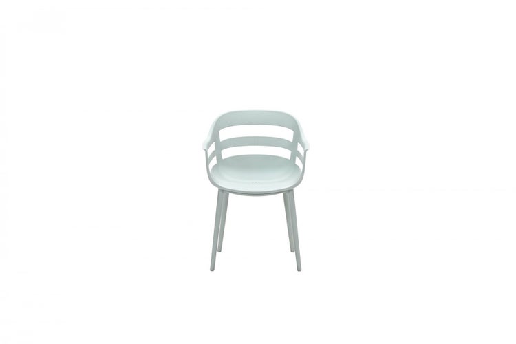 Hellblauer Gartenstuhl aus Kunststoff mit Armlehnen und Lamellen-Rückenlehne.
