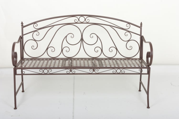 Gartenbank aus Metall mit geschwungenen Ornamenten im Antik-Stil, braun.